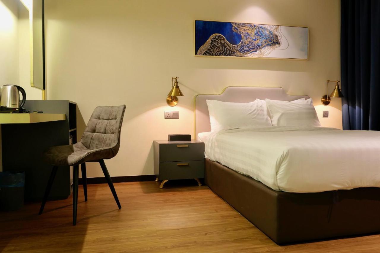 Le Embassy Hotel 3*