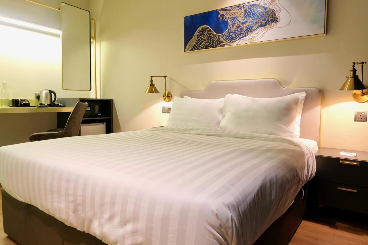 Le Embassy Hotel 3*
